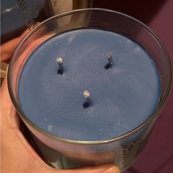 Winter Daisy Candle - Picture 3 of 3